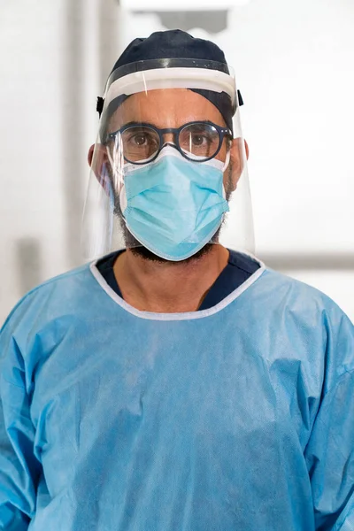 Trabalhador da clínica dentária com máscara facial — Fotografia de Stock