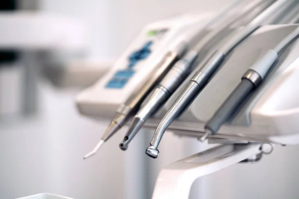 Närbild av moderna tandläkare verktyg — Stockfoto