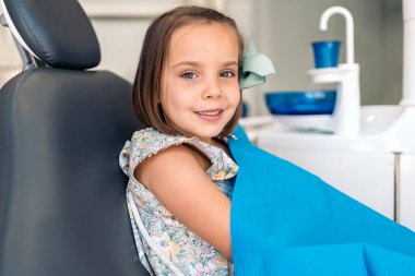 Dişçide Güzel Genç Kız