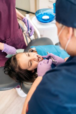 Dişçideki Güzel Genç Kız