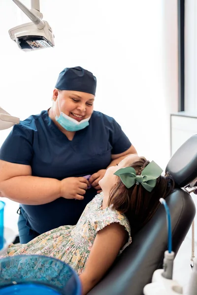 Счастливый работник стоматологической клиники и маленькая девочка — стоковое фото