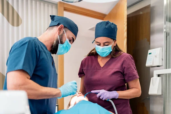 Clínica Dentária Trabalhadores com Paciente — Fotografia de Stock