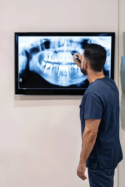 Работник стоматологической клиники с рентгеном — стоковое фото