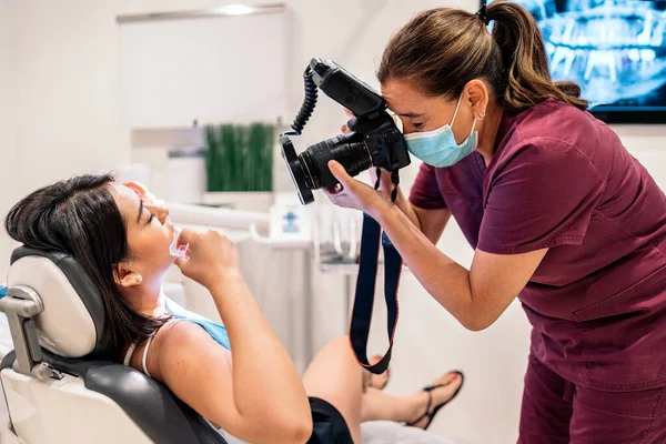 Beautiful Young Dentist Taking Picture — Stock Photo, Image