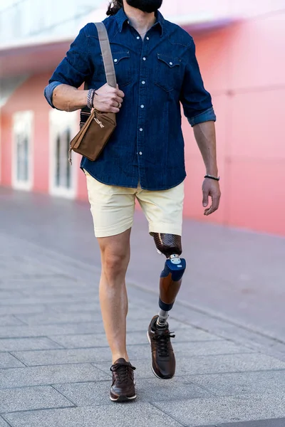 Cultivo hombre con miembro artificial de la pierna caminando en la ciudad — Foto de Stock