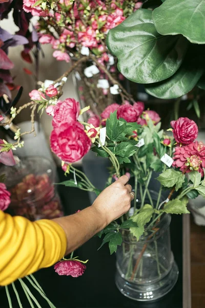 꽃집이 게에서 아름 다운 꽃 — 스톡 사진