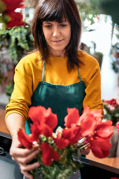 Vacker florist kvinna som arbetar med blommor — Stockfoto