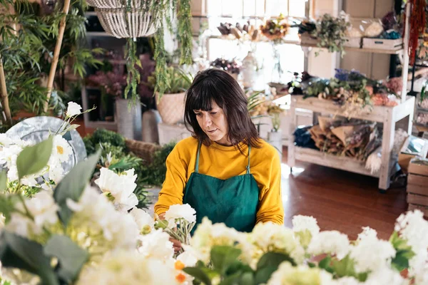 아름다운 꽃을 다루는 플로 리스트 여인 — 스톡 사진