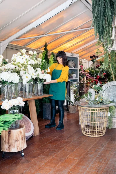 꽃집이 게에서 일 하는 여자 — 스톡 사진