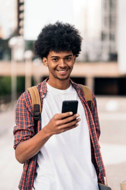 Afro Çocuk Telefon Portresi Kullanıyor