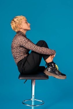 Studio Shot 'ta Etkileyici Genç Kız