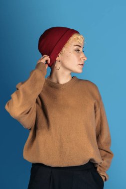 Stüdyo Çekimde Güzel Kız Pozu