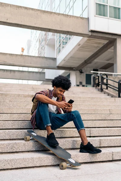 Young Skater Guy Menggunakan Telepon — Stok Foto