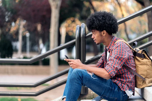 หนุ่ม เด็กชาย Afro ใช้โทรศัพท์ — ภาพถ่ายสต็อก
