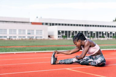 Koşucu bacaklarını açıyor.