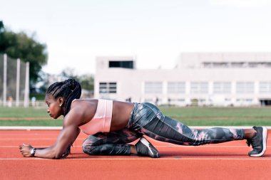 Koşucu bacaklarını açıyor.