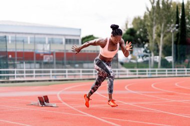 Genç ve güzel bir atlet.