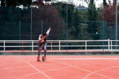 Genç ve güzel bir atlet.