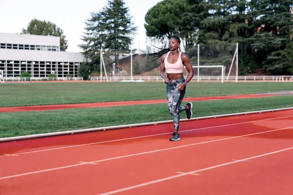 Jeune athlète noir sprinteur courir — Photo