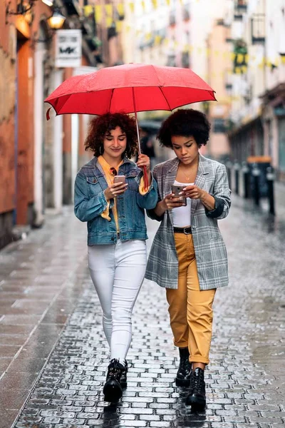 Amigos felices en el día lluvioso —  Fotos de Stock