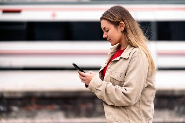 Tren bekleyen sarışın kız