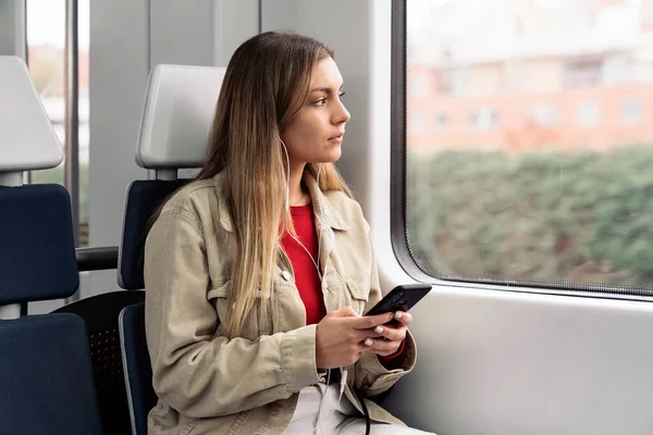 Chica rubia en un tren — Foto de Stock