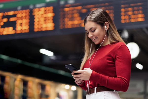 Chica joven en una estación de tren — Foto de Stock