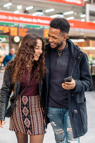 Gelukkig jong paar met behulp van telefoon — Stockfoto