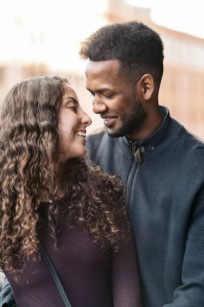 Interracial ung par har roligt — Stockfoto