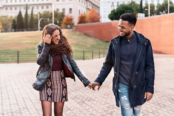 Interracial Unga Par som håller händer — Stockfoto