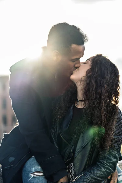 Happy Young Interracial Couple Kissing — Stock Photo, Image