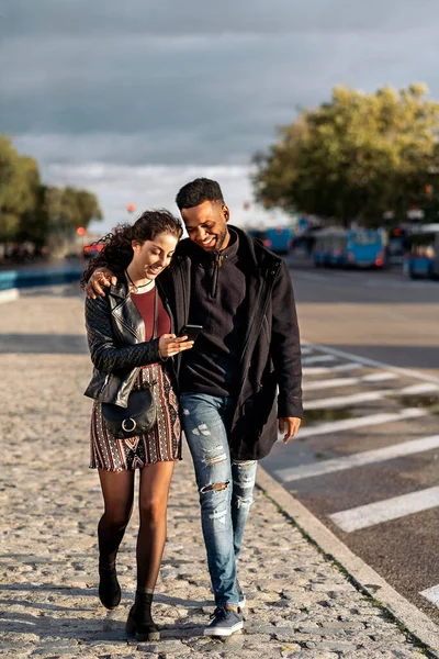 Glada unga par med hjälp av telefon — Stockfoto