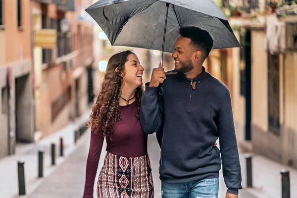Joven interracial pareja tener divertido —  Fotos de Stock