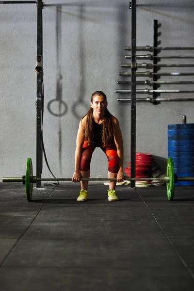 Caucasian woman lifting a barbell. —  Fotos de Stock