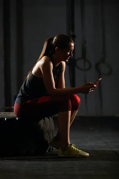 Mujer sentada y usando smartphone. — Foto de Stock