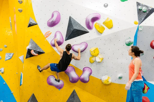 Rock climber woman looking at smartphone. — стоковое фото