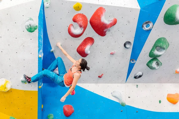 Akıllı telefona bakan dağcı kadın.