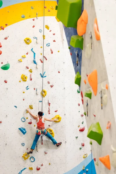 Young Woman rock climbing indoors. — стоковое фото