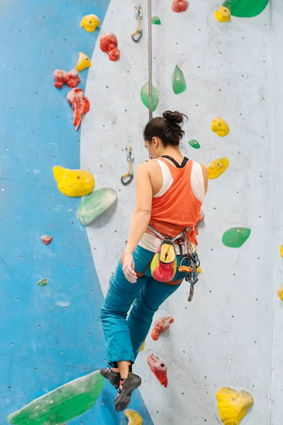 Young Woman rock climbing indoors. — стоковое фото