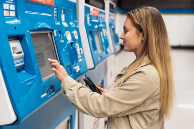 Kız Tren Bilet Kullanımı Makinesi