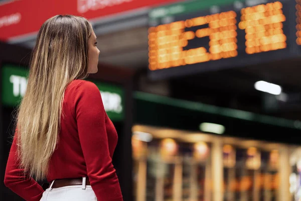 Gadis muda di stasiun kereta api — Stok Foto