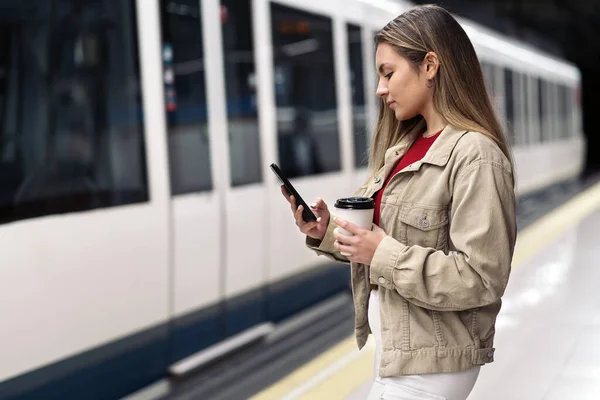 Chica rubia esperando el tren — Foto de Stock