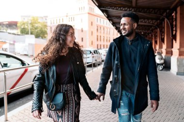 Irklar Arası Genç Çiftin El ele tutuşması