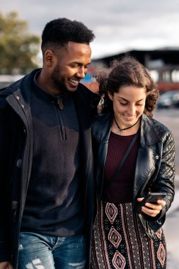 Mutlu Genç Çift Telefonu Kullanıyor