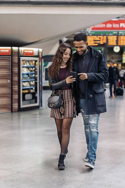 Gelukkig jong paar met behulp van telefoon — Stockfoto