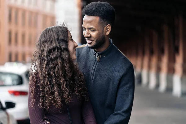 Pareja interracial mirándose — Foto de Stock