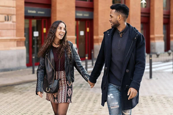 Interracial Unga Par som håller händer — Stockfoto
