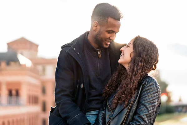 Heureux les jeunes interracial couple sourire — Photo