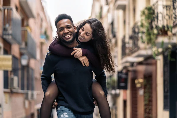 Glad Interracial Par gör piggyback — Stockfoto