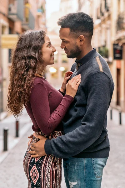 Heureux les jeunes interracial couple sourire — Photo